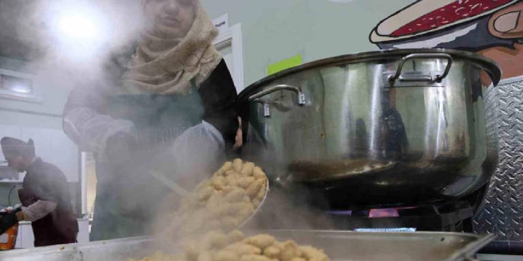 Gönüllüler ihtiyaç sahipleri için el ele verdi: Günlük 250 kişi için iftar hazırlanıyor 1